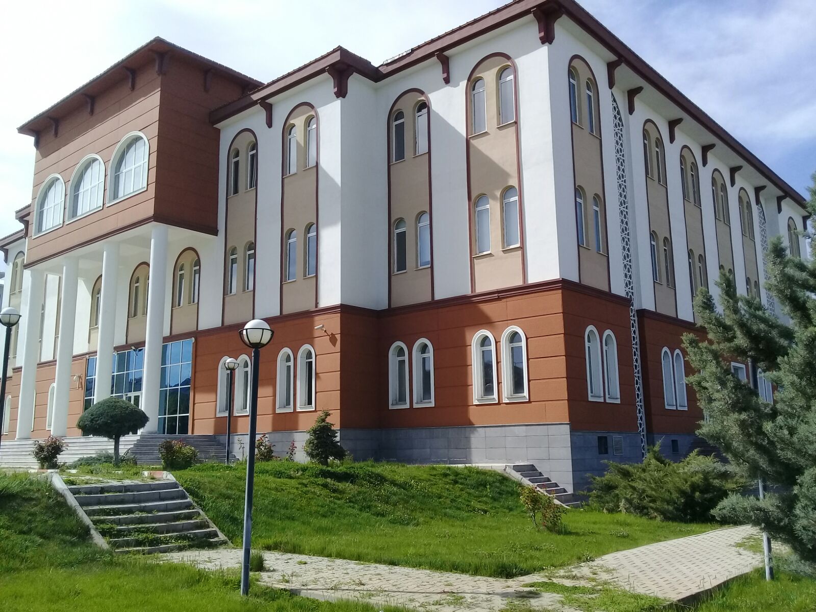 Bingöl Üniversitesi Rektörlük Binası